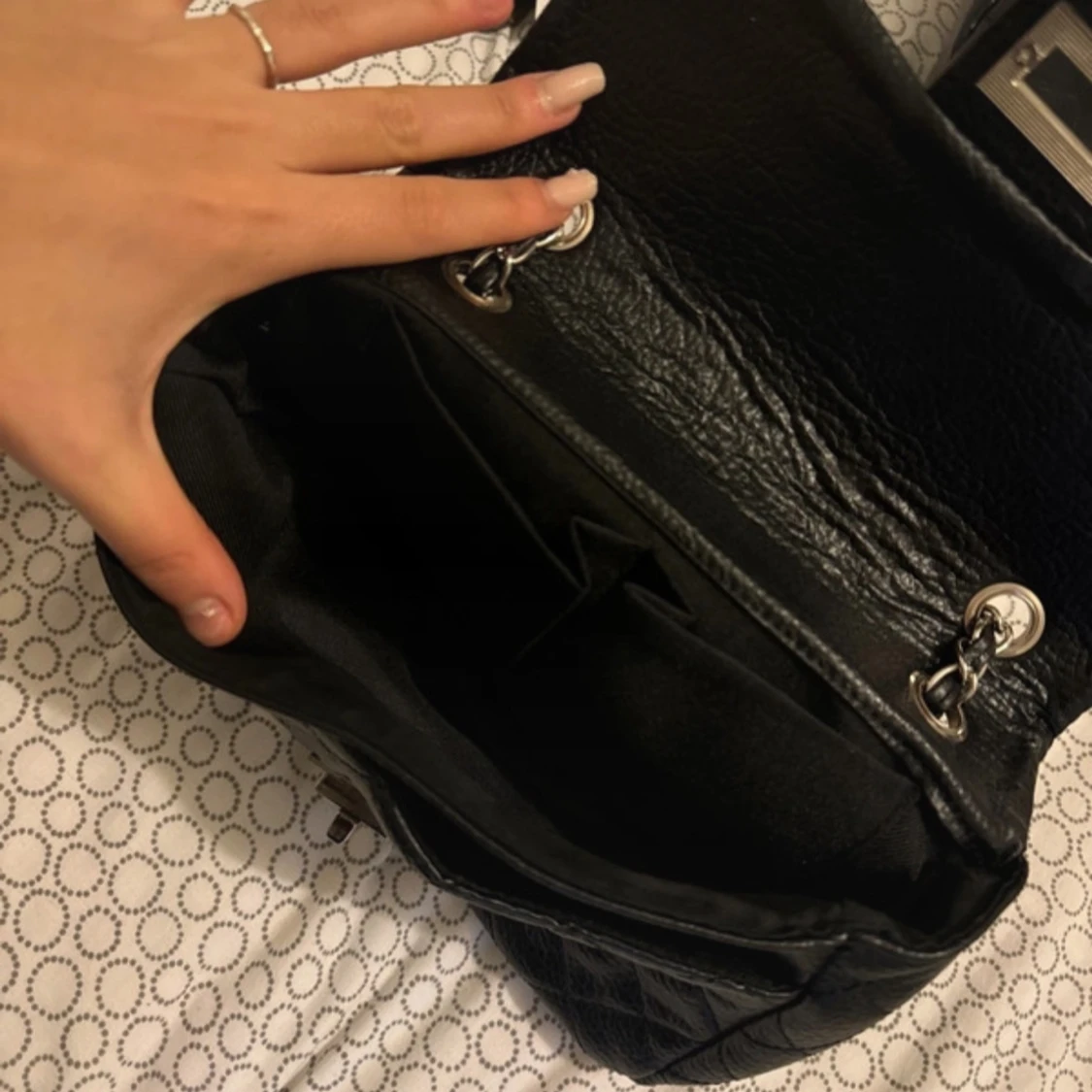 Svart quiltad axelväska - 90