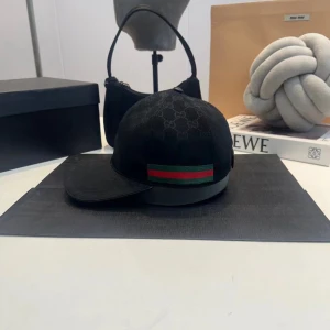 Gucci keps - Hej säljer gucci keps i färgen svart. Kepsen är oanvänd och är helt ny dustbag påse sllt ingår. OBS skriv innan köp!