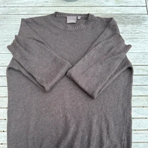 Stickad Oscar Jacobson tröja  - Säljer nu min stickade tröja från oscar Jakobsson för den inte kommer till användning, storlek S och sitter bra på mig som är 182cm och väger 72kg nypris 1399kr 