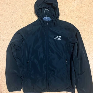 Ea7 jacka - EA7 jacka i storlek M, i jättebra skick. köpt ungefär 3 år sedan för 1700. Pris kan diskuteras vid snabb affär! 