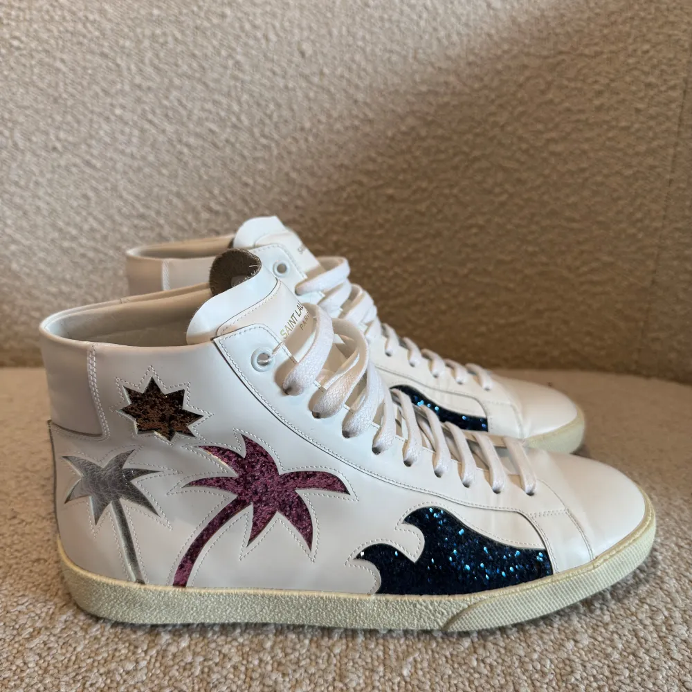 Skick 10/10 Riktigt snygga high top sneakers från Saint Laurent Endast provade i butik (ej använda utomhus). Kengät.