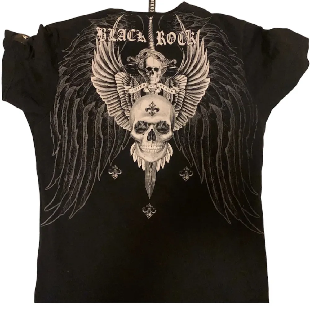 asball svart t-shirt från Black Rock med ett stort dödskalletryck och vingar på både fram- och baksidan. texten 'Black Rock' är tryckt i vitt nedtill. t-shirten är kortärmad och gjord i bomull för en bekväm passform.. T-shirts.