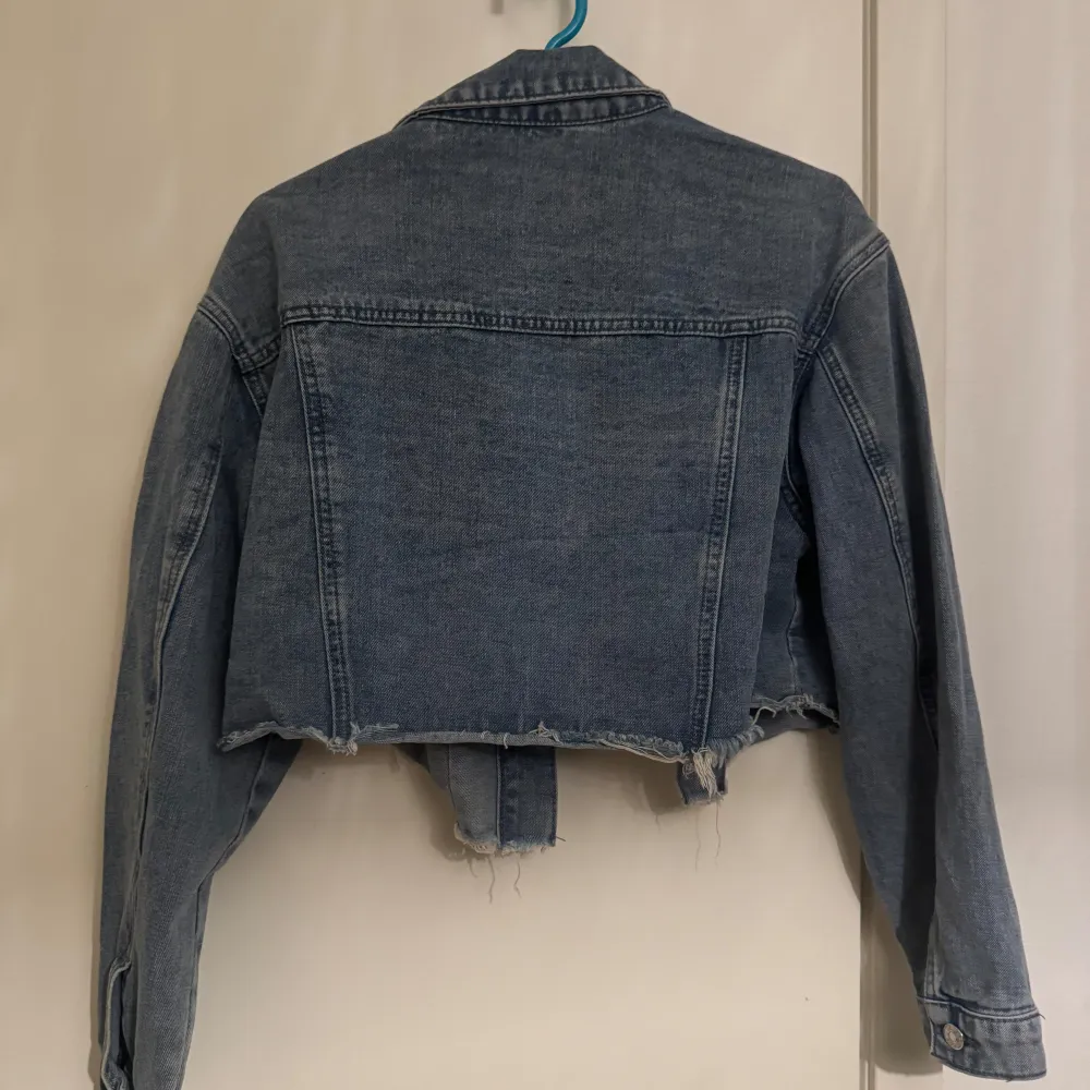 Jätte fin jeans jacka som är kort i längden skulle vart jätte fint tex i en svart tajt klänning. Jeans jackan är oanvänd och är som en helt ny köpt från butiken. . Jackor.