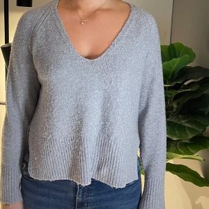 Stickad tröja grå - Stickad tröja från Vila med öppning på sidan, knappt använd men har nopprat lite.