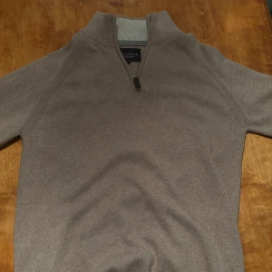 Bondelid halfzip  - Stickad halfzip tröja från bondelid i st S. Den är i nyskick och köpt för 900kr från MQ