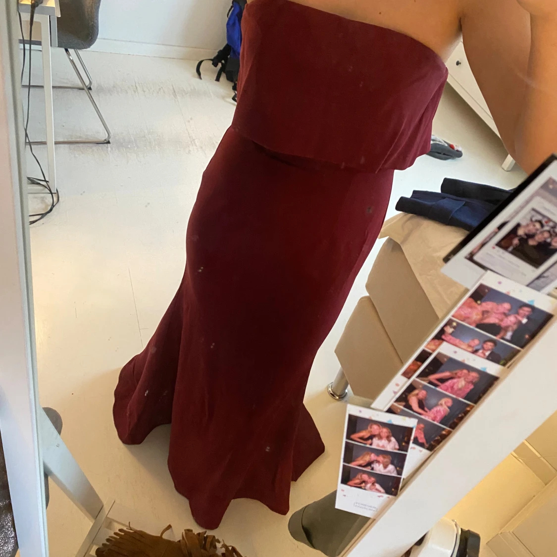 Vinröd axelbandslös långklänning från Jarlo - 90