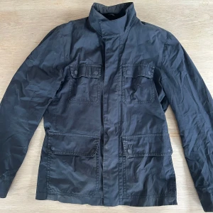 Tiger of Sweden Field Jacket - Säljes i bra skick. Liten skavank på bilden. Annats bra skick. Köpt för 3999kr.