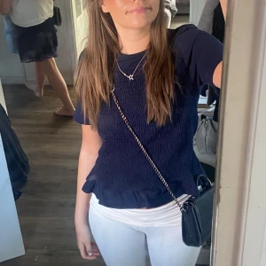 Jättefina gina tröjan!! - Mörkblå smockad tshirt från gina, Young!💞 Använd fåtal gånger💞 Nypris: 220kr