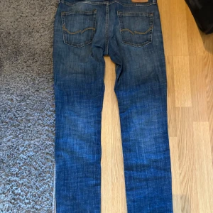 Jack&Jones jeans - Hej, säljer ett par jeans från jack&jones med modellen slim/glenn. Väldigt bra skick, hör av er om ni har några frågor!