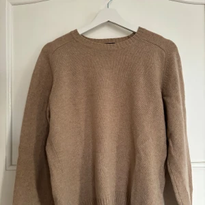 Stickad tröja från Uniqlo - Säljer en superskön stickad tröja från Uniqlo i mycket bra skick. Personen på bilden är 180cm och tröjan är lite kort i midjan. 