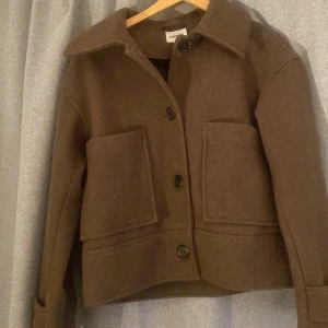 Brun kappa från Kappahl - Säljer denna snygga och populära kappa från Kappahl i storlek XS. Den har en klassisk design med stora fickor och knappar framtill. Perfekt för höst och vår,pris kan diskuteras!! Nypris 900kr!💞💞