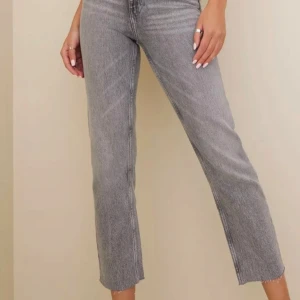 Grå jeansbyxor Only - Snygga grå jeansbyxor i straight fit. Perfekta för både vardag och fest. De har en klassisk design med knapp och dragkedja framtill. Passar till alla säsonger och är ett måste i garderoben! Dessa har aldrig använts då de var för små och är därför i nyskick med utan prislapp❤️skulle säga passar en xs/xxs. Ny pris 400 kr.❤️