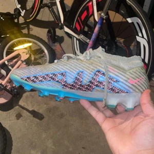 Nike fotbollsskor - Nike fotbollsskor som funkar perfekt säljer dem pga dem var för små för mig. Påse och Box följer med. Kan gå ner i pris. Skick 6/10