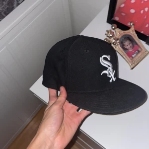 New Era Keps SOX - Säljer denna tvär feta New Era SOX kepsen. Köpt för 499:- och har aldrig använt den eftersom har inte sån stil längre. Den är alltså i nyskick. Pris kan självklart diskuteras och ifall du har minsta lilla fundering, hör av dig!!🤙🏼 