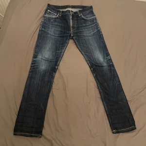 Nudie Jeans Thin Finn - Blåa Nudie jeans med riktigt snygg fade i färgen | Modellen Thin Finn i storlek W31 L32 | Tveka inte på att kontakta mig för fler bilder eller vid funderingar! | Priset är inte hugget i sten! 😁