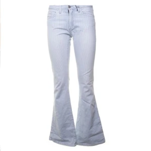 Randiga bootcut jeans - AS snygga blå vit randiga mid: low waist bootcut jeans från Sexy Woman!😍 Säljer då de tyvärr va för små för mig och därav går inte knappen att stänga🙃 Midjemått: 76cm Innerbenslängd: 85cm 