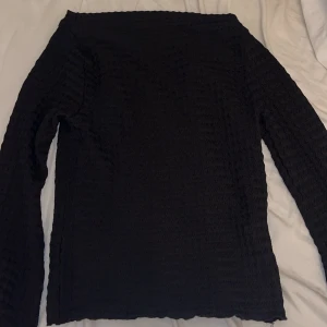 Svart topp - Jättesöt topp som enbart är testad, passar till både vardagligt och fina tillfällen! (se bild 3 hur materialet är) 💛