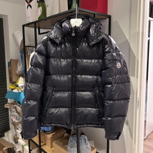 Moncler Maya - Navy Moncler Maya i bra skick, 2 små hål framtill som inte syns mycket vid användning och ingen cartoon annars i nyskick! Storlek 2 passar M, nypris 18.000kr mitt pris 7500 men tar emot rimliga bud! Moncler orginal box och galge fås med. Bara att skriva vid frågor eller funderingar, över 80 refs från nöjda kunder finns! 