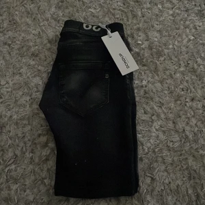 Dondup jeans  - Tja säljer nu mina sprillans nya dondup jeans som är i storlek 29 men de sitter som 30/31 passar mig som e 1,79. De är köpta på united fashion i Göteborg, dondup taggen sitter kvar🙌🏼