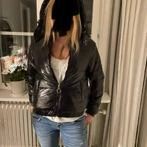 Säljer denna jättefina glansiga vinterjackan då den tyvärr inte passade mig. Helt ny, aldrig använd. Köpt från Dressy.se och den är nästan helt slutsåld. Köpt för 648kr och säljer för 600kr. Priset går att diskutera, det är bara att kontakta mig vid någon fråga eller fundering!❤️