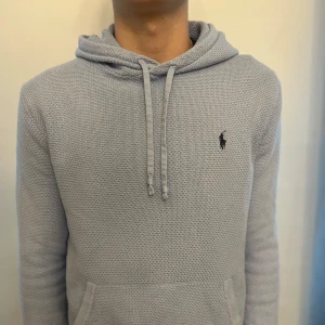 Ralph lauren Blå stickad tröja S - En riktigt eftertraktad och skön hoodie i väldigt bra skick, den är slutsåld i sverige och har ett nypris på 2600kr. En riktigt fet och stilren hoodie enligt oss hör gärna av er vid funderingar Mvh AÉ👑💶💶