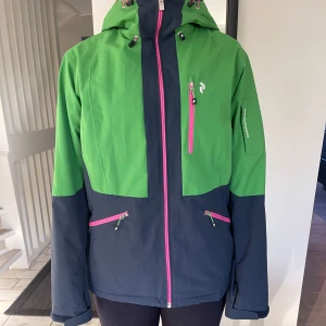 Peak Perfomance skidjacka  - Peak Performance skidjacka i storlek XL. Knappt använd och väldigt liten i storlek. Jag är 175 och den passar bra i längd och ärmar😊