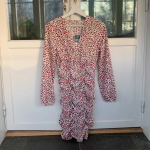 Mönstrad klänning från ONLY - Säljer en superfin klänning från ONLY i återvunnet material. Den har ett coolt leopardmönster i rosa, svart och beige. Klänningen är långärmad med volanger. Perfekt för både vardag och fest!