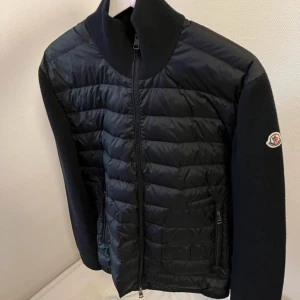 Moncler cardigan - Jättebra skick, använd ett fåtal gånger inga skador eller skavanker 