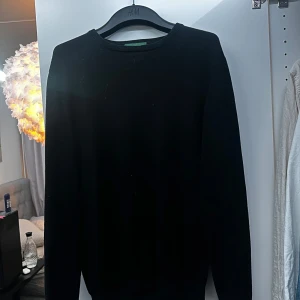 Svart merinoulltröja från Alan Paine - Säljer en stilren svart tröja från Alan Paine i ren merinoull. Den har en slim fit passform och är perfekt för både vardag och fest. Tröjan är i mycket bra skick och passar utmärkt till höst- och vintergarderoben. Ett måste för den som älskar klassisk stil! 