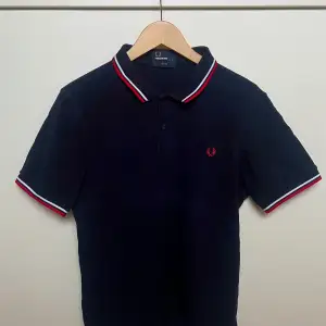 Fred Perry piké i mycket fint skick.  Storlek L  Normal i passformen 