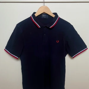 Fred Perry piké storlek - Fred Perry piké i mycket fint skick.  Storlek L  Normal i passformen 