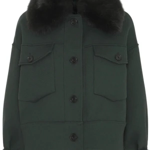 Mörkgrön jacka med pälsdetalj - Säljer en snygg mörkgrön kappa från meotine i storlek xs/s. Är i väldigt bra skick använt få gångar. Skriv för fler bilder eller diskutera pris.❤️