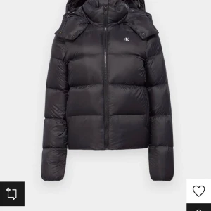 Svart dunjacka från Calvin Klein - Säljer en snygg och varm svart dunjacka från Calvin Klein. Jackan har använts i 2 vintrar men är i bra skick. Nypris är ca 2000kr