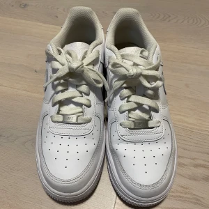 Nike air force 1 - Säljer mina knappt oanvända Nike air force 1. Använt dem ute 2 gånger annars har jag bara använt dem inne fåtals gånger💕 strl 38,5 inga skador och de är helt vita och fina, har dock ingen sko box till skorna. Pris kan diskuteras☺️ 