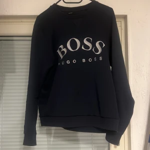 Hugo Boss sweatshirt (äkta) - Tröjan är i storlek M men passar även som S  Denna tröja köptes ett tag sen och den är i jättegott skick för minsta lilla så är det bara att skriva privat 