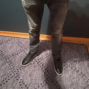 Replay Anbass jeans - Säljer nu mina extremt eftertraktade grå/svarta replay jeans i modellen Anbass, jeansen sälj knappt längre och nypris ligger på 2000kr! Jeansen har slitningar från fabrik vilket är väldigt populärt, jeansen sitter slim. Hör av er vid mer frågor!