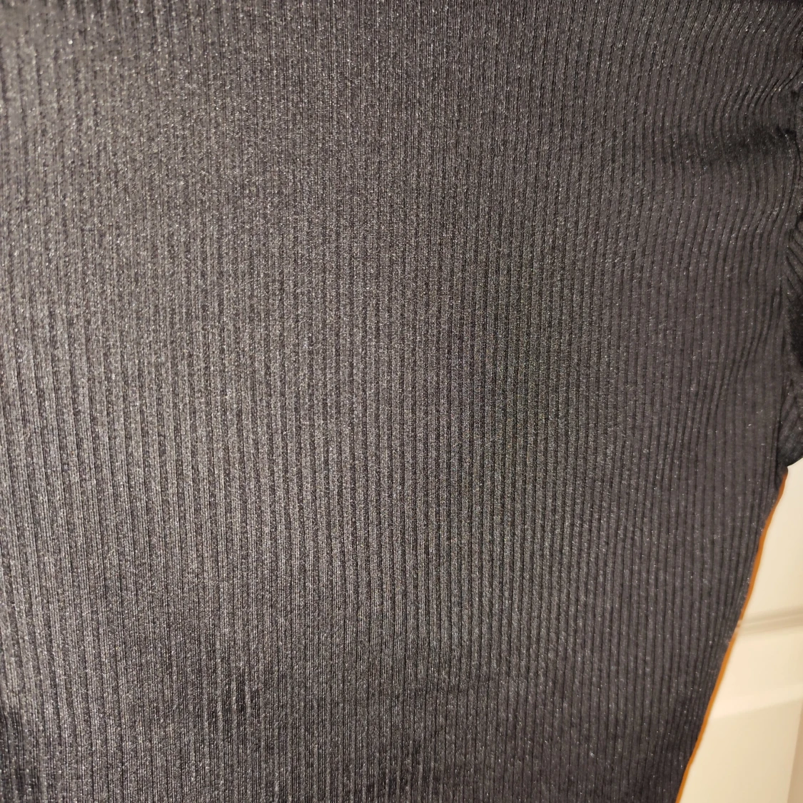 Svart ribbad omlottopp - 91