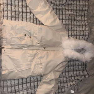 Vinter Jacka - Helt ny inköpt vinterjacka i beige. Storleken är i S. Varm samt vattentät med regnskydd i ryggen och bröstkorgen. Inköpsprisen är 800kr men säljer för 300kr. Har du några frågor kontakta mig ☺️