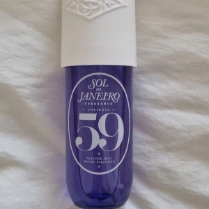 Sol de Janeiro Cheirosa 59 Body and Hair Mist - 59 från sol de janerio 90 ml. Skulle säga att det är typ runt 5/6 kvar i den men kan skicka bild på lördag. Kan även tidigast skicka på lördag då den är hos min mamma och jag kommer dit då❤️❤️ Köpt på sephora för 250kr❤️(lånad bild)