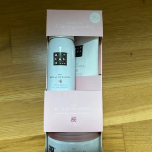 The Ritual of Sakura presentset - Detta presentset från Rituals innehåller tre av deras bästsäljare från The Ritual of Sakura-serien. Setet inkluderar en skummande duschgel, en kroppsskrubb och en kroppskräm, alla med en härlig doft av körsbärsblom. Perfekt för att skämma bort dig själv eller någon du tycker om!