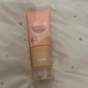 Body Lotion från Pink - Body lotion med doft av kokosnöt från Pink. Tror ej den säljs längre. Använts 1-2 ggr så mer eller mindre full. Luktar länge och återfuktar huden jättebra 