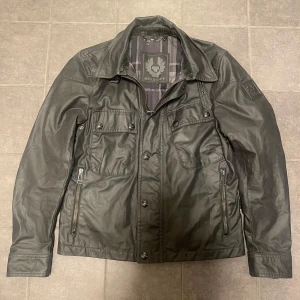 Belstaff jacka storlek s herr  - En belstaff jacka i bra skick. Använd men i bra skick. Nypris 4299. Sällsynt modell. Storlek s herr. Bara att skriva ifall ni har frågor! Priset är inte hugget i sten. 