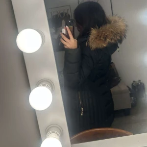 Hollister - Säljer en snygg svart hollister med pälskrage. Jackan har en dragkedja framtill och är perfekt för kalla vinterdagar. Den är långärmad och har en figursydd passform som håller dig varm och stilren. Perfekt för både vardag och festliga tillfällen!