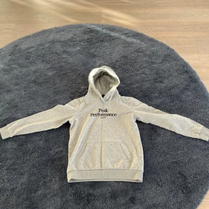 Peak performance Hoodie - Den här hoodie är använd en antal gånger men har inga defekter. Skick 10/10