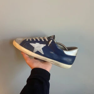 Golden goose skor - Riktigt feta golden goose skor i storlek 42 (men passar större) Box och dustbag ingår.Riktigt bra skick förutom en liten defekt på ena sulan. Hör av dig vid fler frågor eller funderingar!