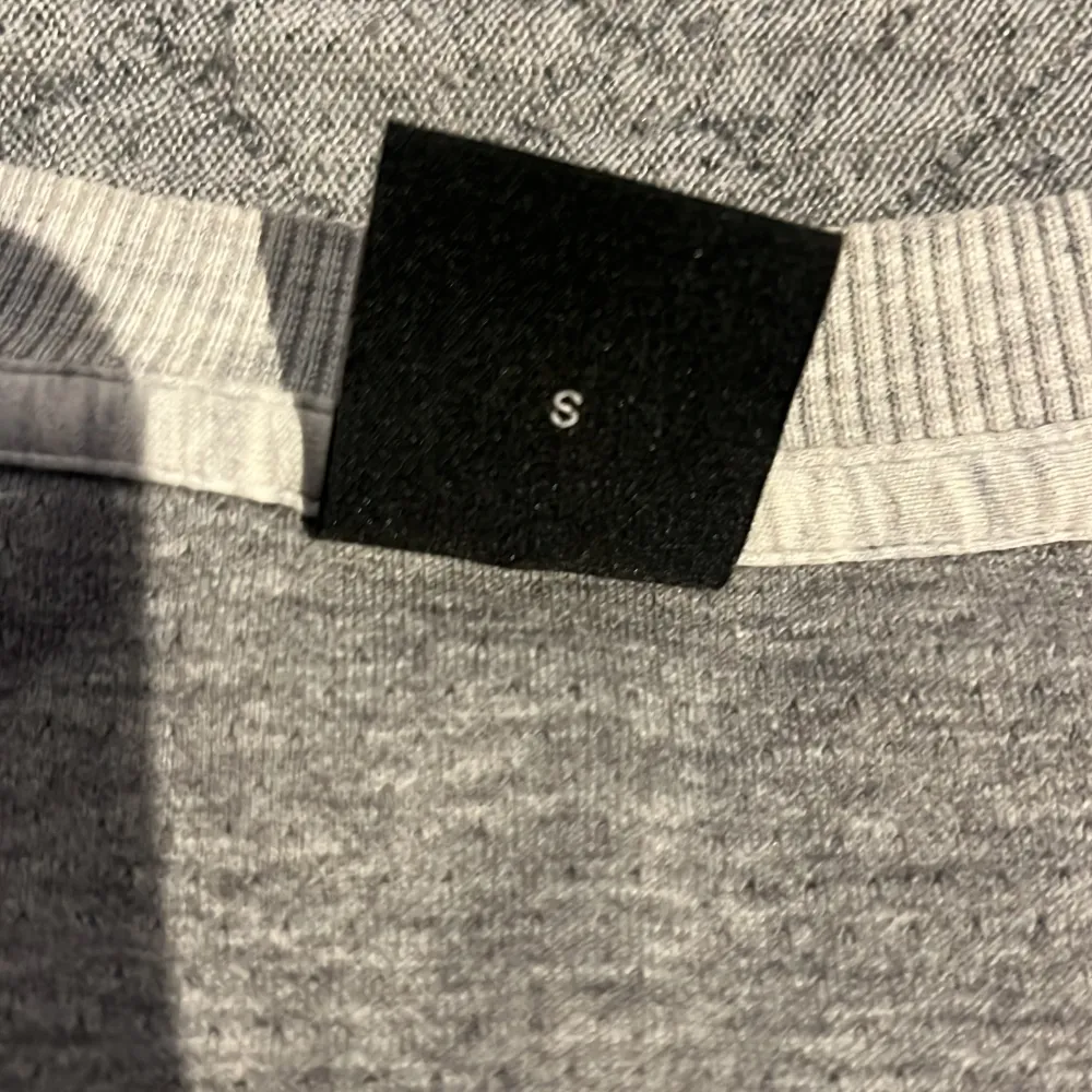 Extremt snygg Hugo boss hoodie/sweatshirt i grå. Extremt sällsynt då den inte säljs längre! Väldigt bra skick!. Hoodies.