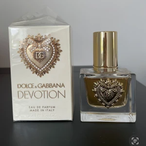Dolce & Gabbana Devotion - Dolce & Gabbana Devotion eau de parfum in 30 ml. Few sprays used. It is a oriental vanilla fragrance. Notes are candied lemon, orange blossom, rum, panacotta, and vanilla. 