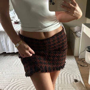 Mini kjol - Super fin stickad kjol med satin material innanför! Perfekt till hösten och våren🙏🏽  Älskar den men måste rensa  garderoben 