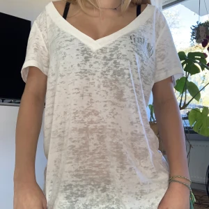 Tröja - Vit tröja som e lite genomskinlig, design där frame o bak av stenar Är xl men skulle säga att den är mer m o kan andbändas som en off shoulder tröja för nån som har xs som jag Jätte fin o andvänt ba en gång
