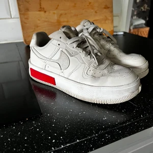 Nike air force - Skor från Nike, i storlek 39. Creme vit färg. Mycket snygga och sköna. Köpta för ca två år sen, legat i skohyllan det senaste året bara därav säljer jag. Inga fel, bara lite smutsiga. Går nog lätt att fräscha upp ännu mer om man vill det :)